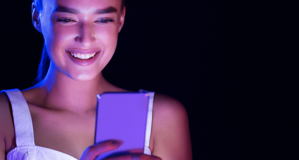 Lumière bleue : l’ennemi invisible de votre peau