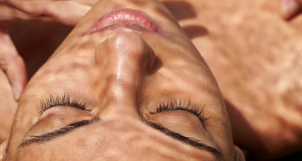 Le soleil fait-il vraiment disparaître l’acné ?