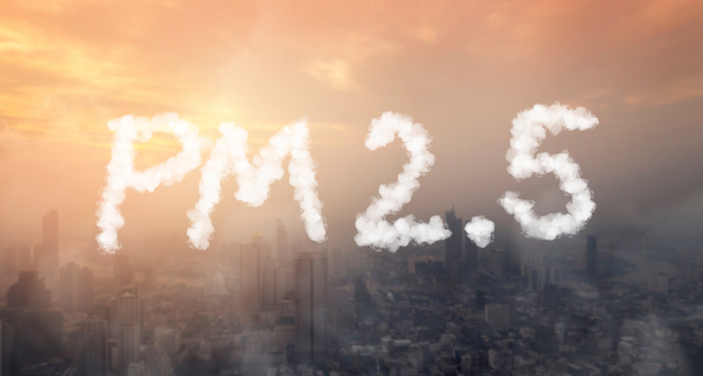 Pollution urbaine : votre routine bouclier pour un teint frais
